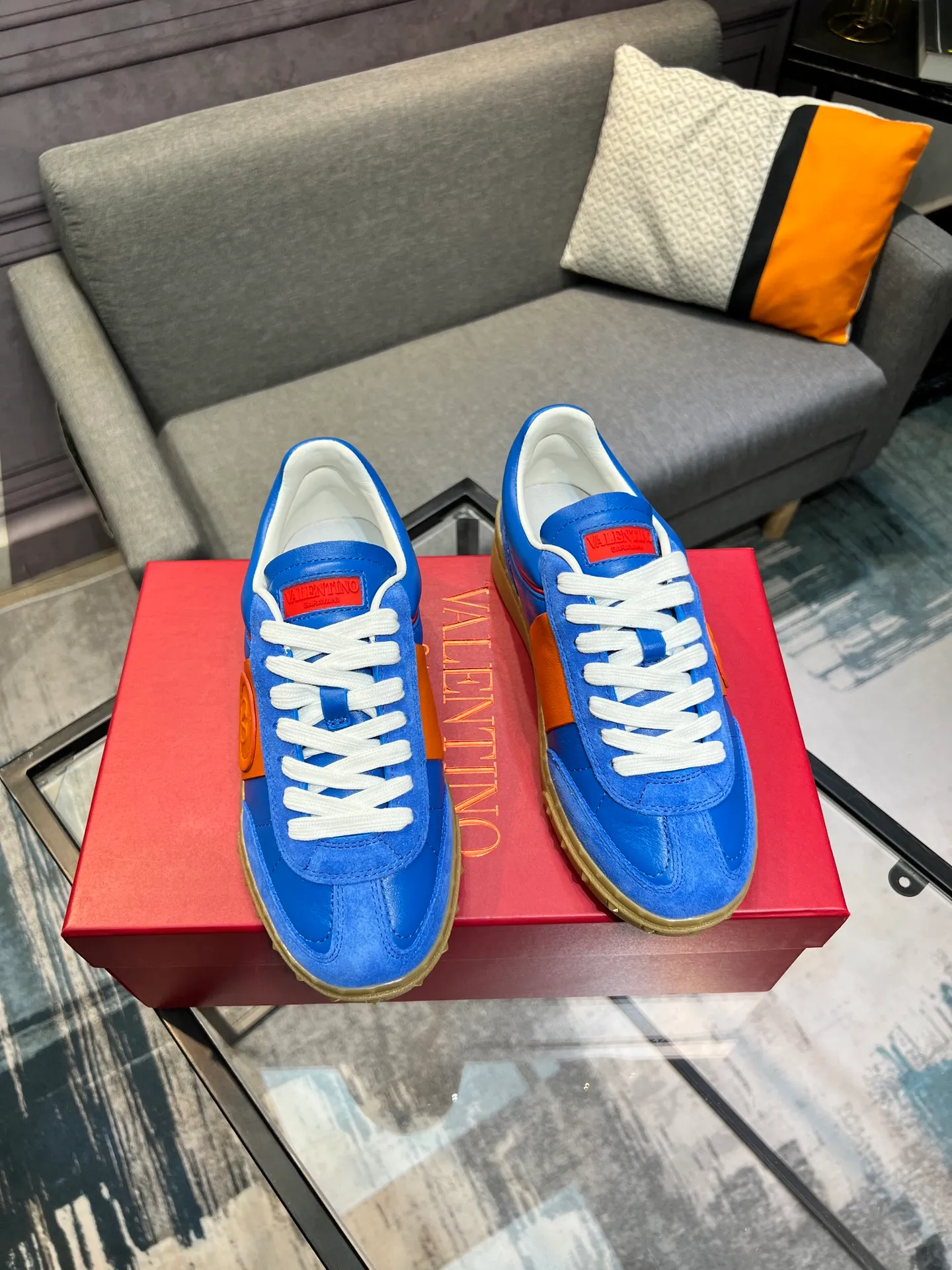 Men's shoes 💰620 👉🌹🌹VALENTINO counter synchronized new low-top casual sports shoes 👍Professional and high-end, perfect replica, first-class quality! 👍All made of original 1:1 materials, exclusive mold opening! 👍High mercerized cowhide fabric 👍TPU outsole, comfortable and wear-resistant, brand injection insole, 👍Full set of high-end counter packaging 👍All details are customized with 1:1 mold, striving for perfection! 👍Couple style female 35-41, male 38-46 (female 41, male 45 46 customized)